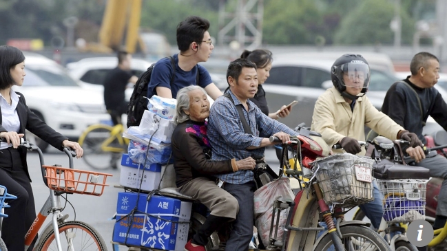 La increíble historia de un hijo que lleva a su mamá todos los días a su trabajo