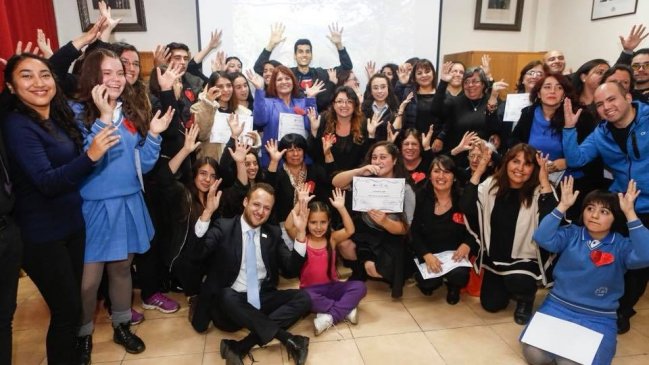 Ingreso de un estudiante sordo motivó a un instituto a aprender lengua de señas