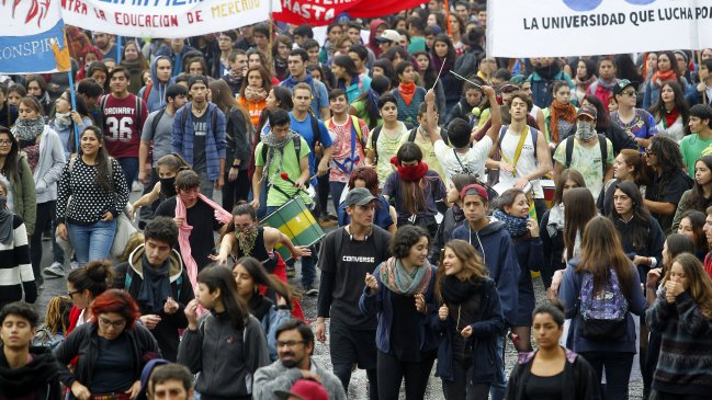 Estudiantes realizan primera gran protesta del segundo Gobierno de Piñera