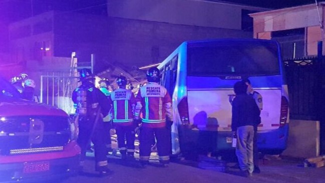 Bus que trasladaba a trabajadores chocó contra dos viviendas en Antofagasta