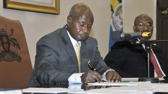 Presidente de Uganda quiere prohibir el sexo oral: 
