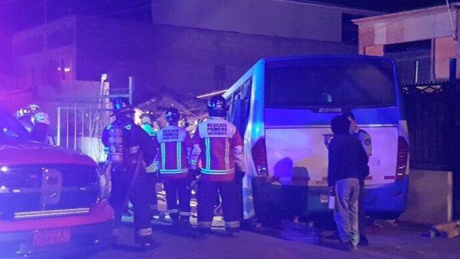 Bus que trasladaba a trabajadores chocó contra dos viviendas en Antofagasta