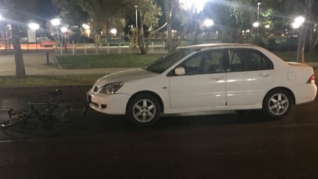 Ciclista que circulaba contra el tránsito fue impactado por auto en Providencia
