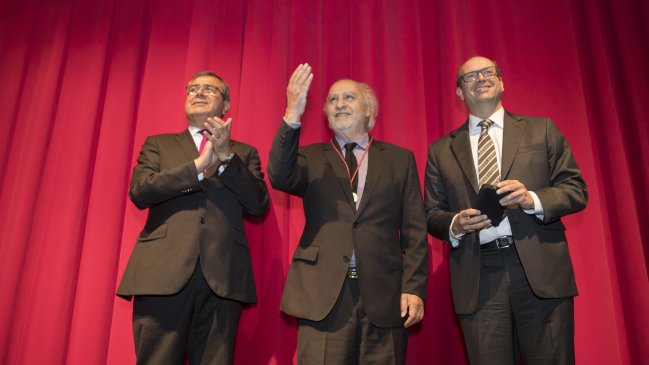 U. de Talca entregó medalla al mérito al cineasta Miguel Littin