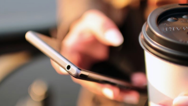 Casi un tercio de los jóvenes chilenos han terminado por redes sociales