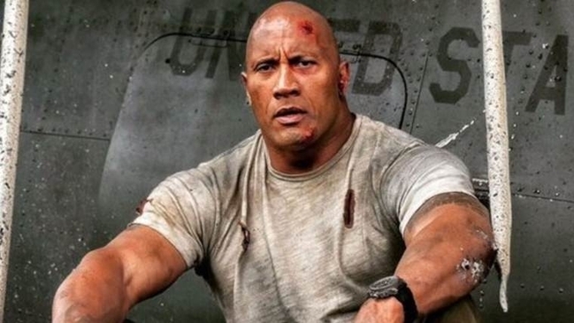 Dwayne Johnson sorprendió a fanática arrendando salón de cine para su graduación