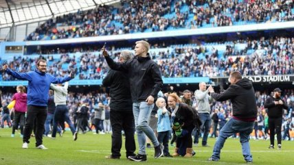 Hinchas de Manchester City invadieron la cancha para celebrar el título