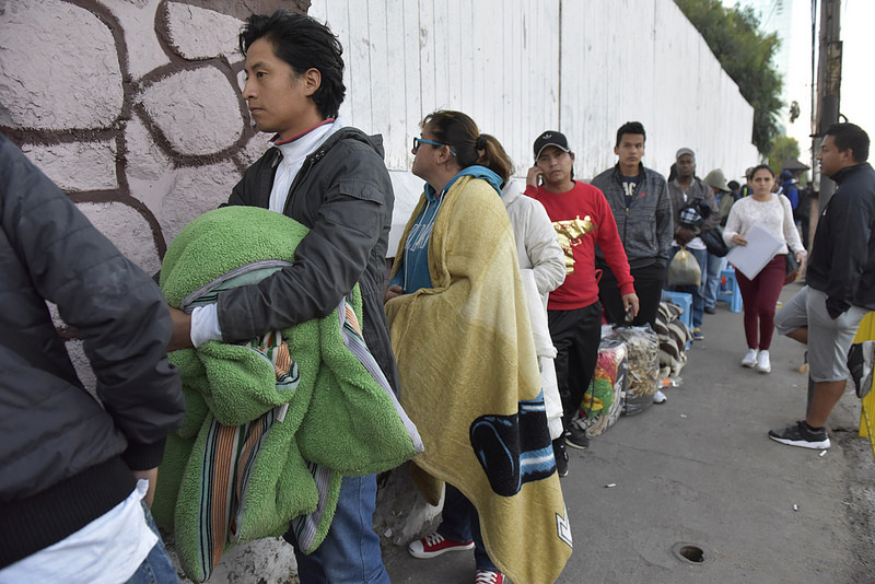 Iquique: Sacan a capataz de fila que hacía listas de inmigrantes para 
