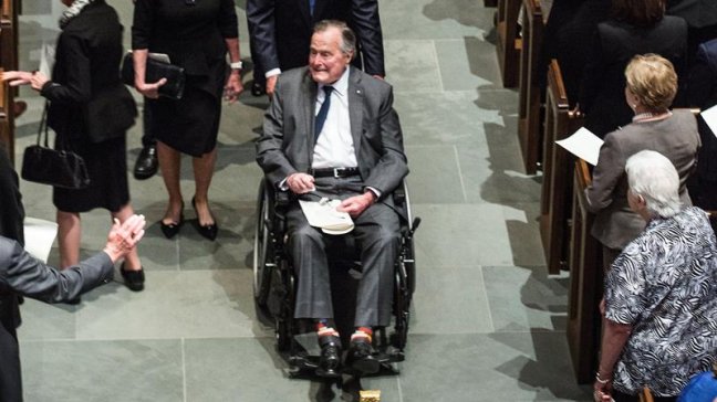 EEUU: Hospitalizan a ex presidente Bush días después de la muerte de su esposa