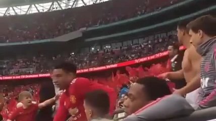 El aplaudido gesto de Alexis Sánchez con un pequeño hincha de Manchester United