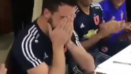   La emoción de Fernando De Paul mientras sus compañeros le cantan el 