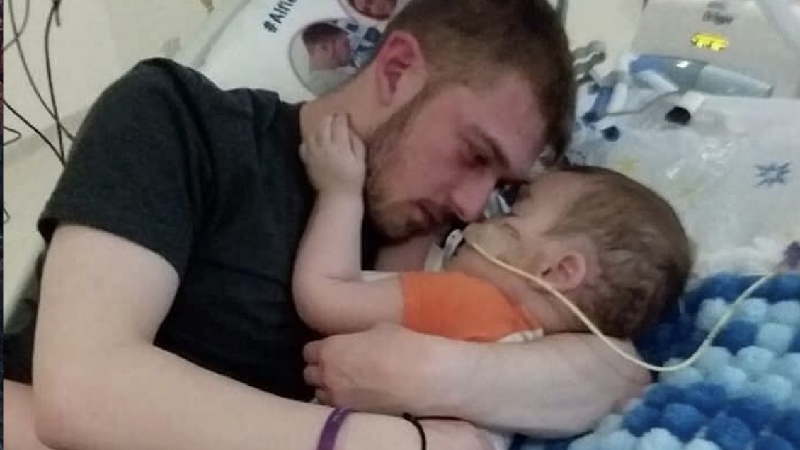 Padre de Alfie: Que mi hijo siga con vida no es un milagro, es un diagnóstico equivocado