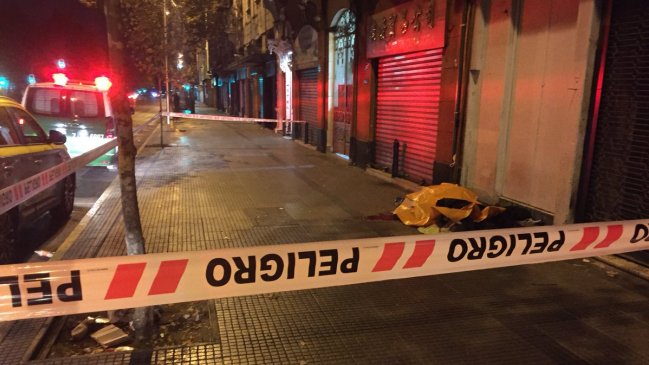 Santiago: Hombre fue apuñalado mientras dormía en la Alameda