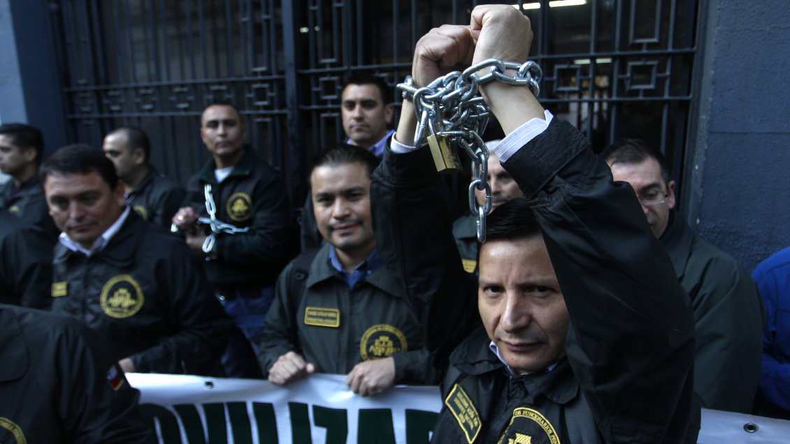 Gendarmes se encadenaron en la Dirección Nacional de la institución