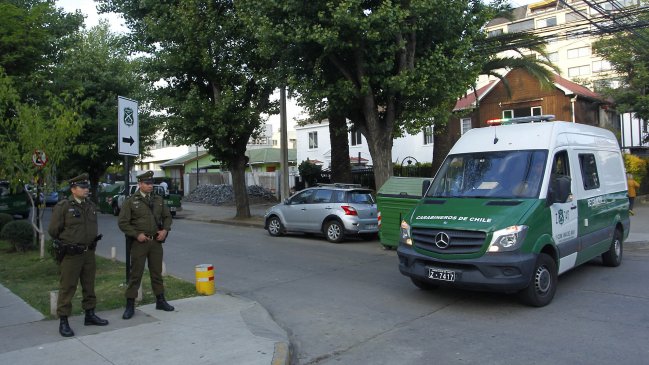 Sujeto huyó esposado en vehículo de Carabineros