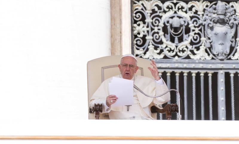 Víctimas de Karadima asistieron al Angelus del papa Francisco