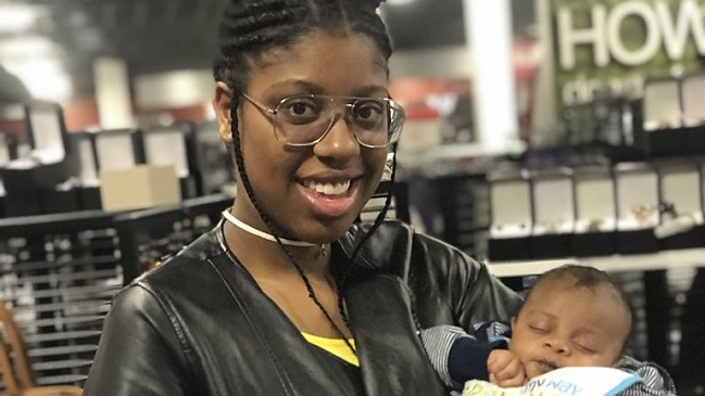 Mujer asistió su propio parto gracias a tutoriales de Youtube