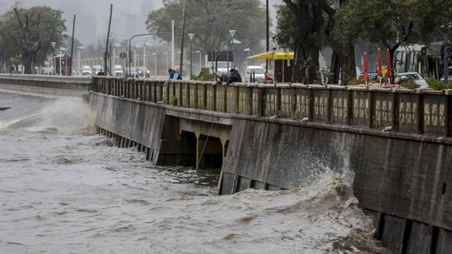 Más de 1.000 personas siguen evacuadas en Argentina por temporal