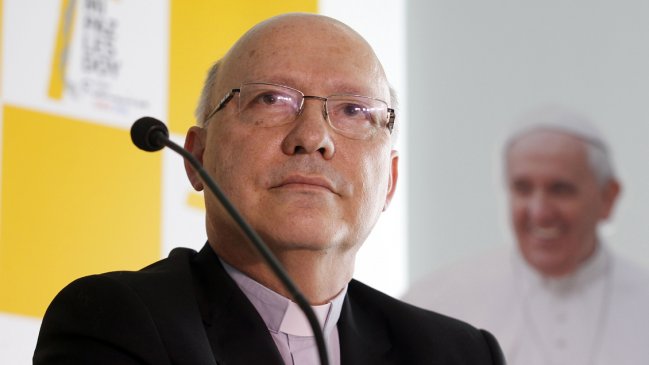 Caso Barros: Obispo auxiliar de Santiago pidió al papa que diga quién lo 