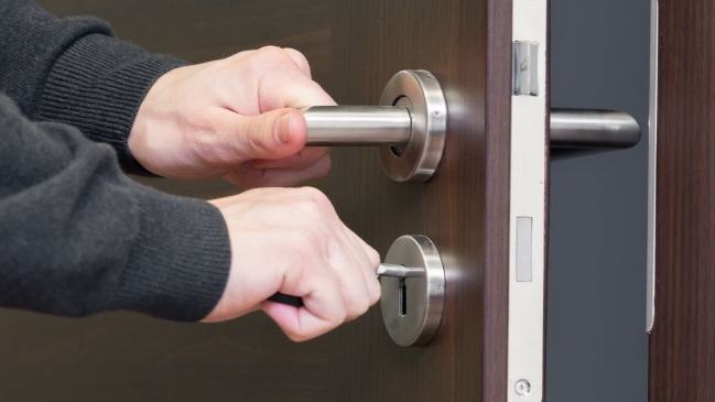 No les quiso abrir la puerta hasta que escribieran bien