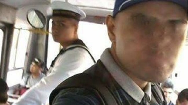 Trató de burlarse de un marino llamándolo 