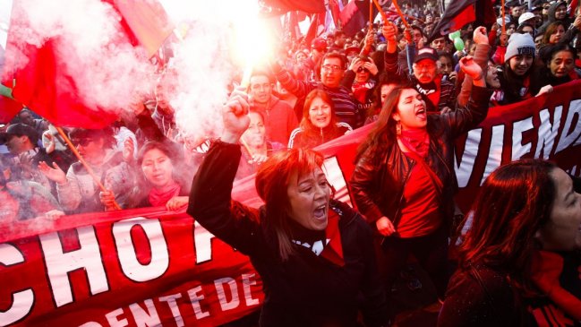 Solicitud de políticas de género y debate por brecha salarial marcan Día del Trabajador en Chile