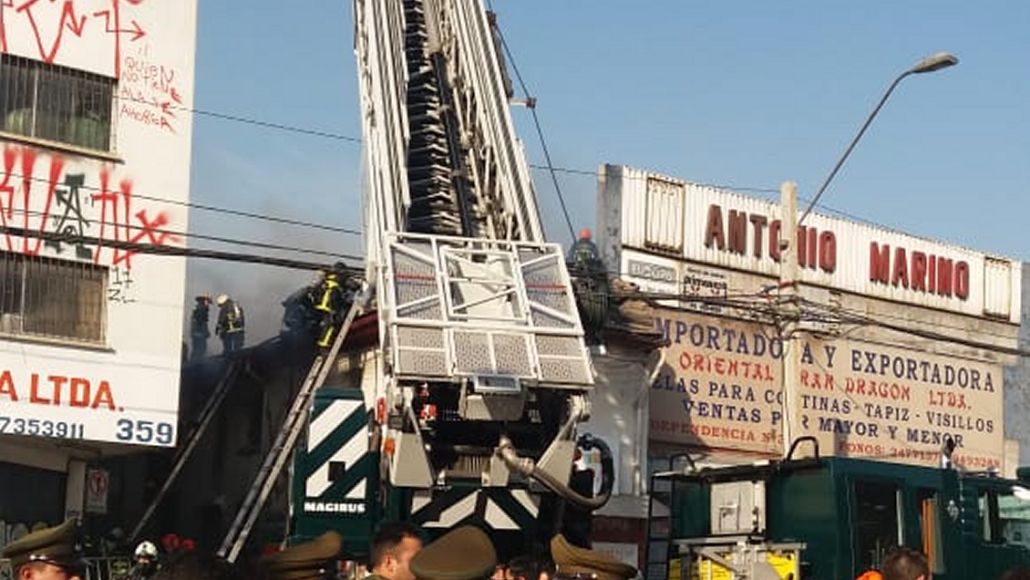 Incendio en fábrica textil moviliza a Bomberos en Independencia
