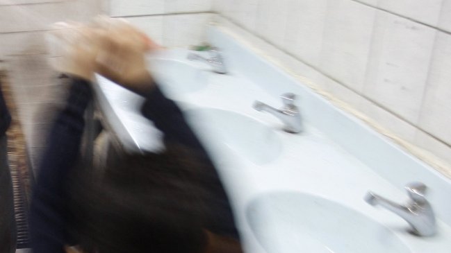 Hombre afronta pesadilla legal por masturbarse en un baño público