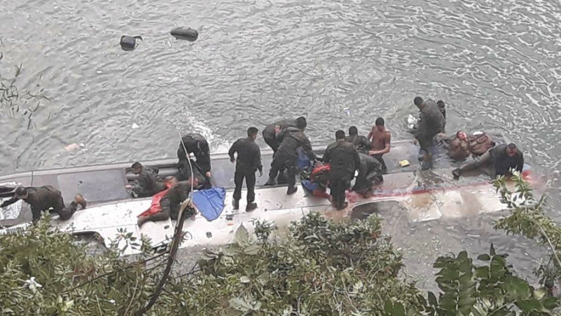 Bus militar volcó y cayó al mar en Cochamó