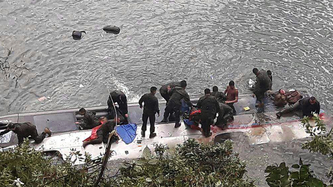 Peritajes al bus del fatal accidente en Cochamó se realizarán tras extraerlo del agua