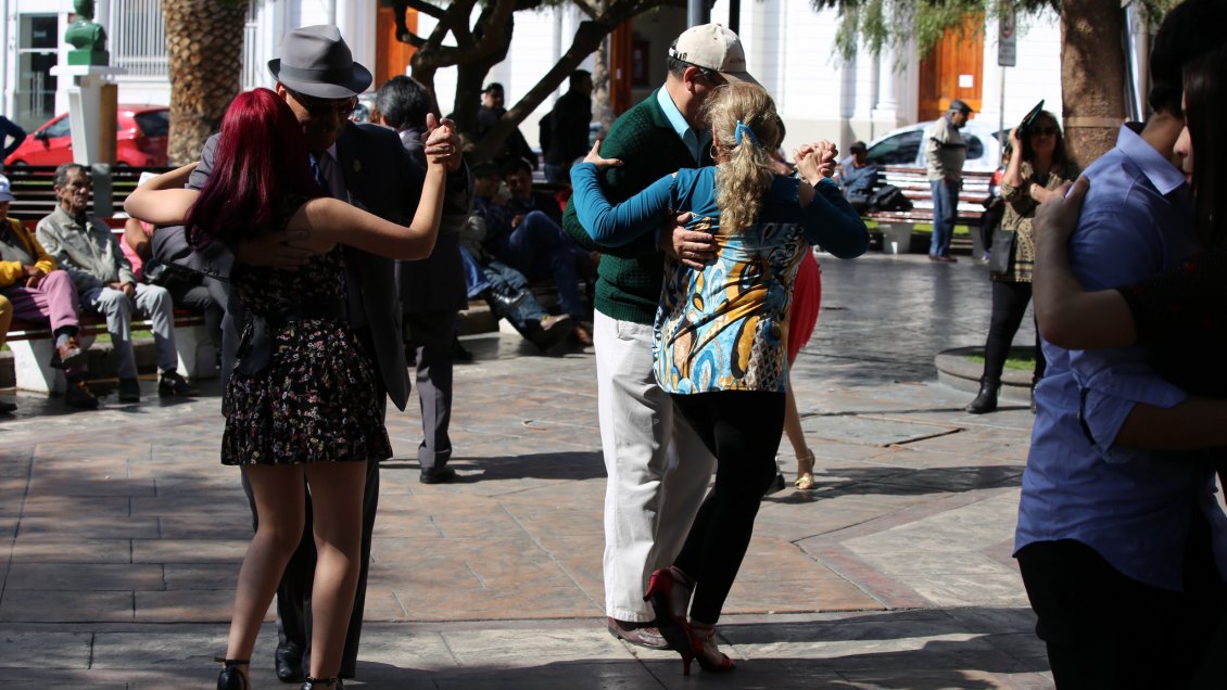 La elegancia del tango se toma la Plaza de Armas de Antofagasta