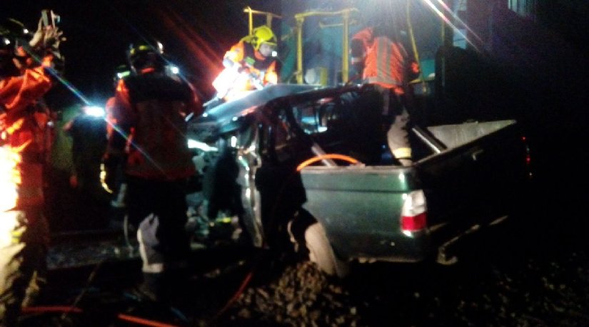 Dos personas murieron en colisión de auto con tren de carga en Quillota