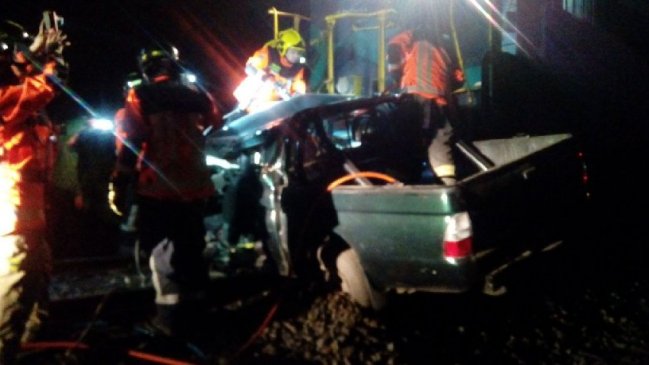 Dos personas murieron en colisión de auto con tren de carga en Quillota