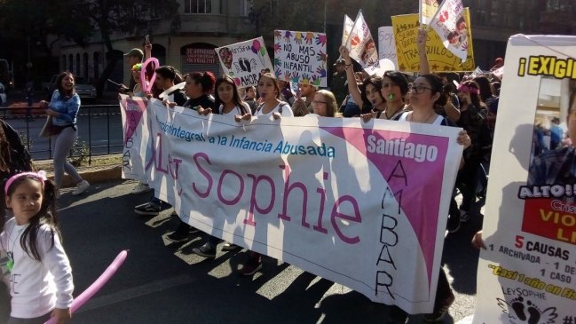 Cientos de personas se manifestaron en Santiago contra abusos sexuales a menores