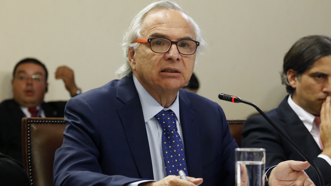 Chadwick confirmó que Contraloría planteó reparos al cargo de su hijo en el Gobierno