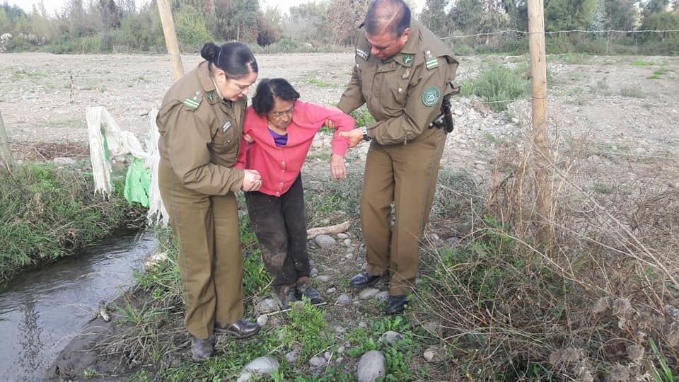 Carabineros rescató a una mujer con síntomas de hipotermia desde un terreno baldío en Doñihue