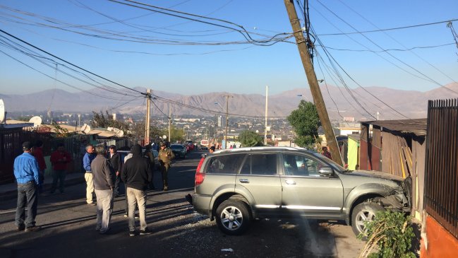 Micro chocó con vehículo estacionado y poste frente a casa en Copiapó