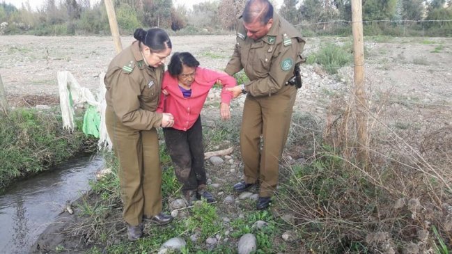 Carabineros rescató a una mujer con síntomas de hipotermia desde un terreno baldío en Doñihue
