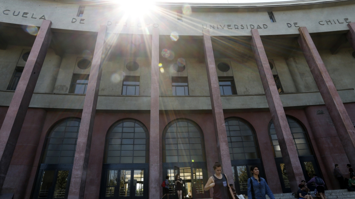 Toma feminista en Derecho de U. de Chile: Suspenden exámenes de grado y ceremonias de egreso