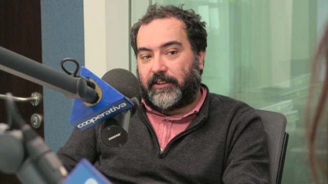 Critican dichos de Rafael Gumucio sobre tomas feministas