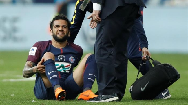 Dani Alves estará de baja tres semanas por lesión y arriesga quedar fuera del Mundial