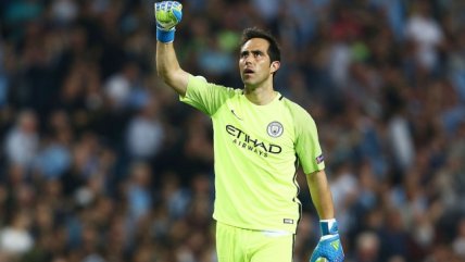 Claudio Bravo presentó la camiseta de Manchester City para la próxima temporada