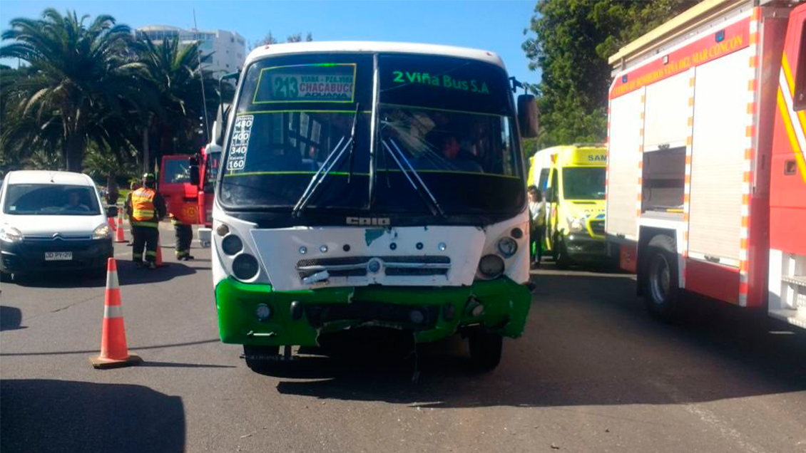 Una micro y un auto protagonizaron fatal accidente en Viña del Mar