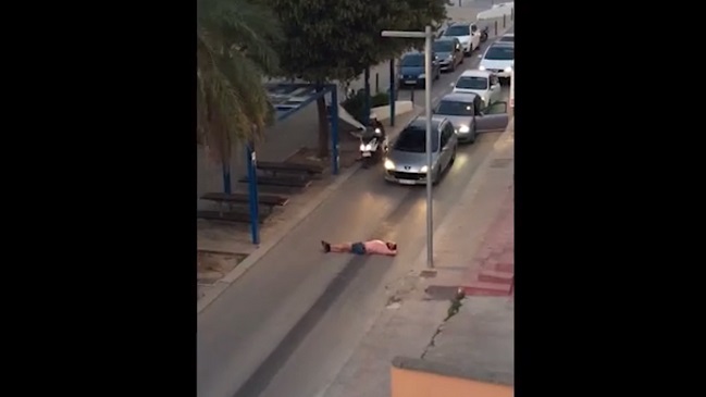Captan brutal ataque a un turista por intentar hacer una broma en la calle