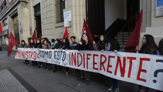 Cones exigió al ministro Varela la salida del jefe jurídico del Mineduc