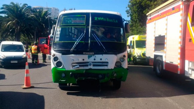 Una micro y un auto protagonizaron fatal accidente en Viña del Mar