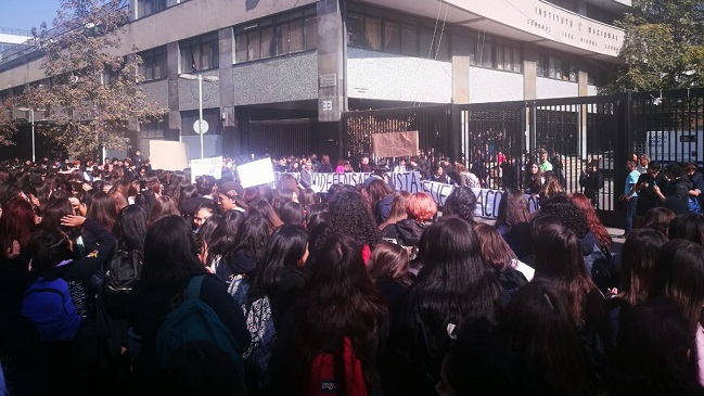 Alumnas protestaron en el Instituto Nacional por frase machista en polerón de cuarto medio