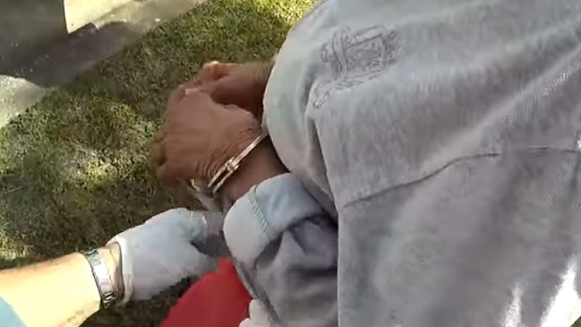 Abuela de 95 años fue detenida por golpear a su nieta, de 46