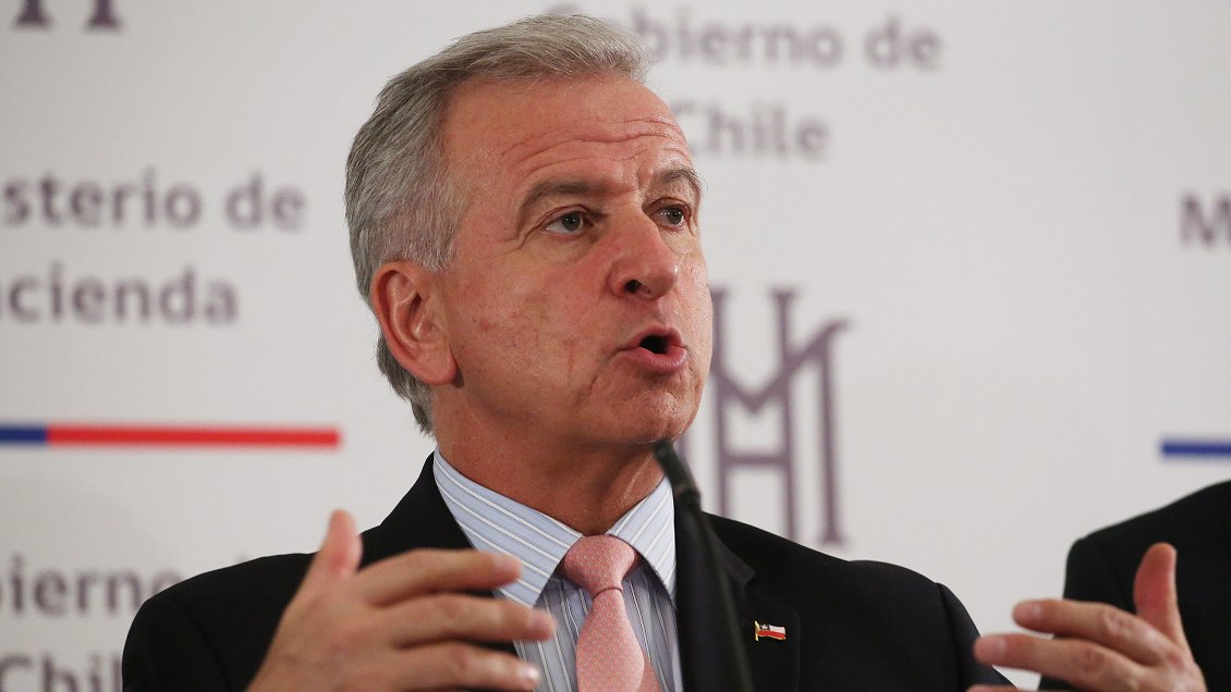 Viaje de Felipe Larraín será investigado por Fiscalía de Alta Complejidad Centro Norte