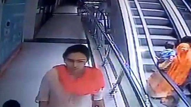 Niña murió al caer de una escalera mientras sus padres se sacaron una selfie